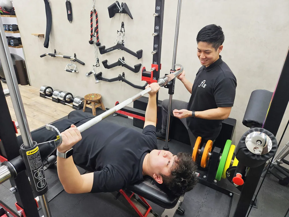 トレーナーによるベンチプレス指導