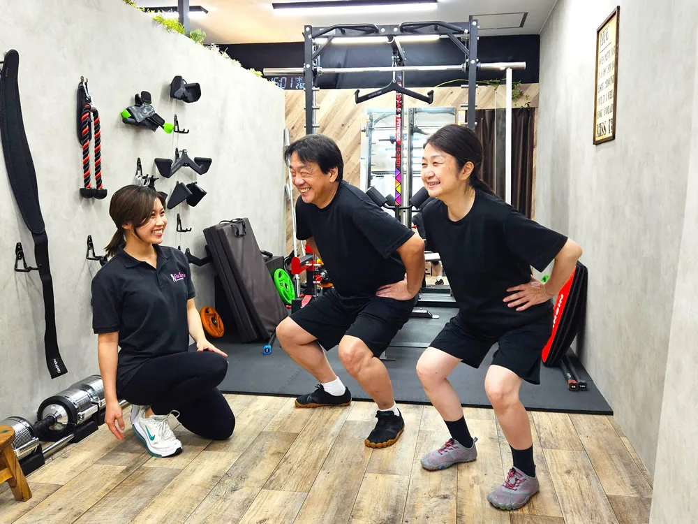 トレーナーによるスクワット指導