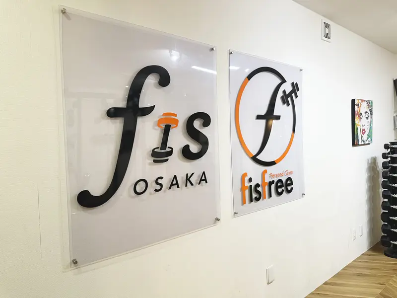 fis大阪の店内ロゴ