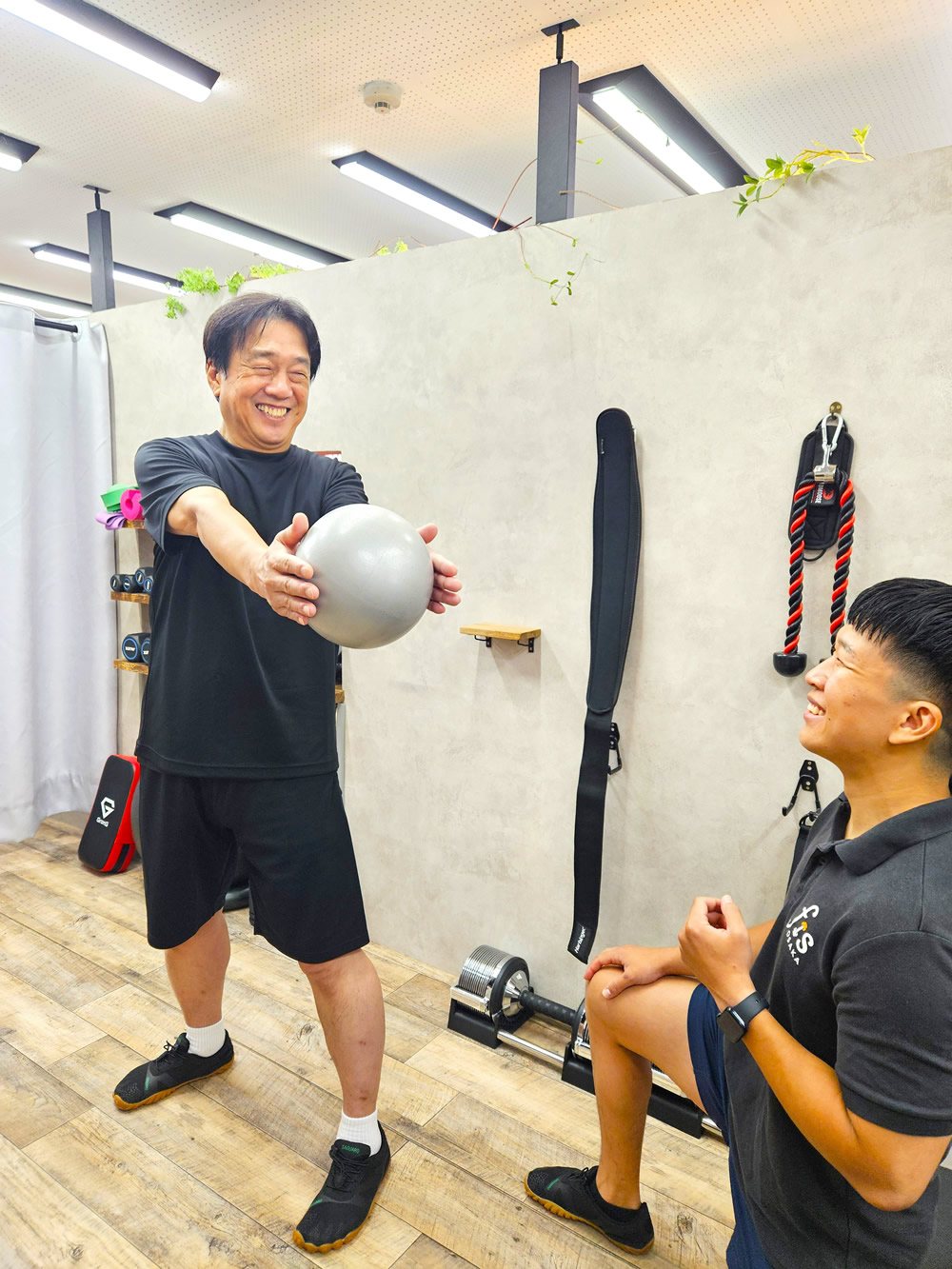 ボールを持って体をひねる回旋のトレーニング(イメージ)
