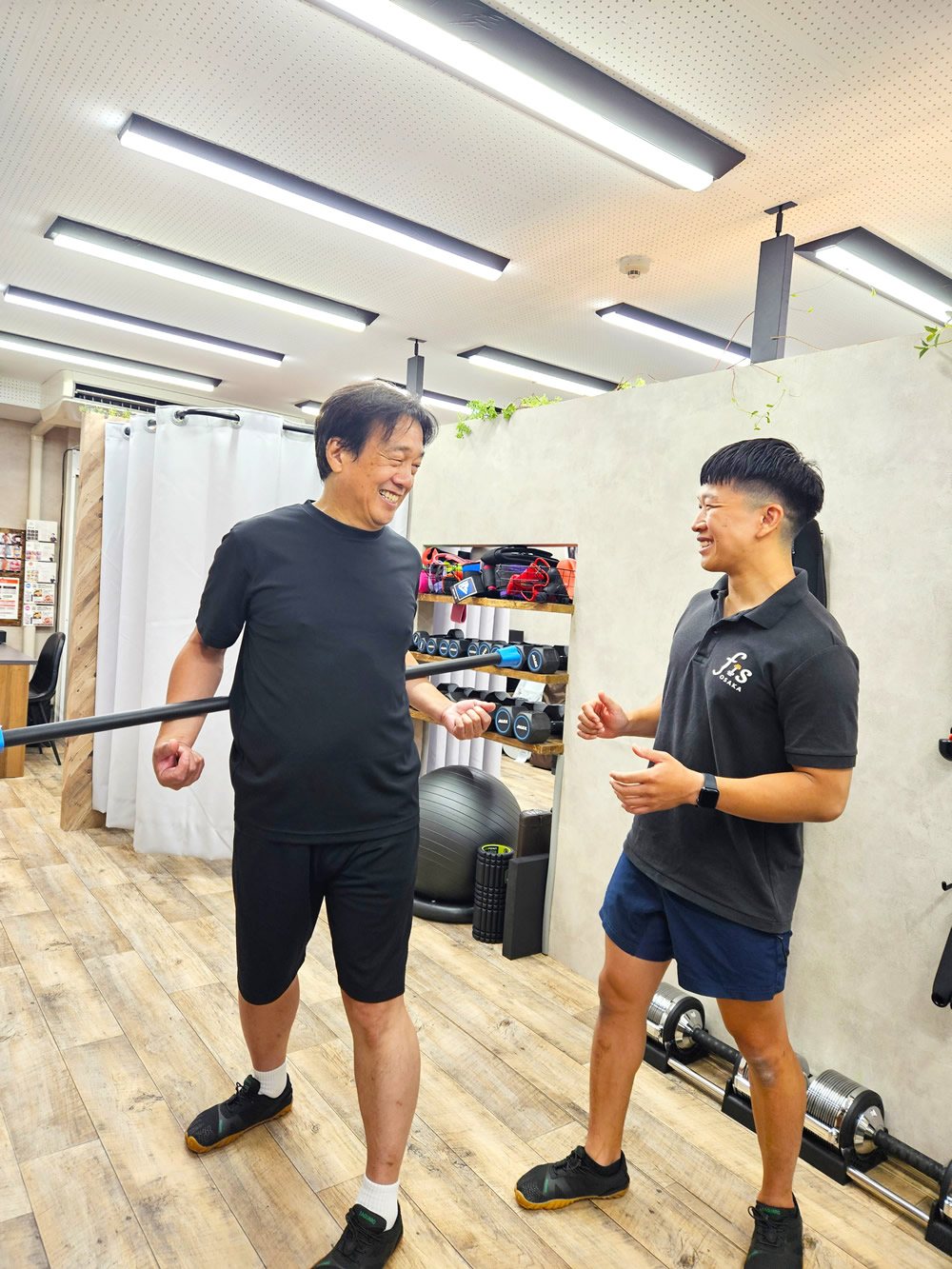 スティックを使って体をひねる回旋のトレーニング(イメージ)